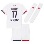 maglia da stadio psg nike away 2024-2025 – bambini piccoli con stampa vitinha 17 Collezione | Kit e Maglie PSG